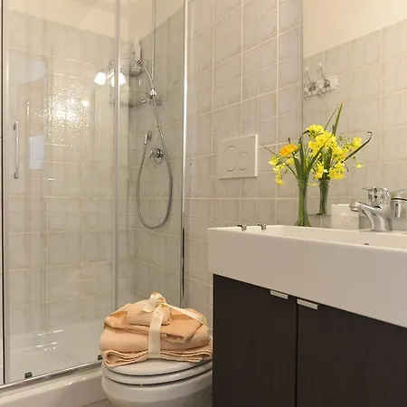 All'ombra Di San Pietro Рим